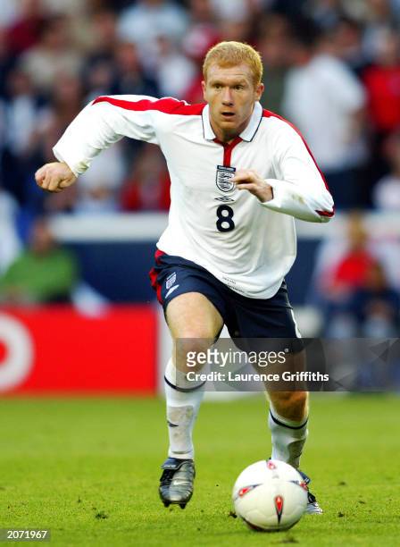 Paul Scholes of England chases the ball during the International friendly between England and Serbia and Montenegro on June 3, 2003 in Leicester,...