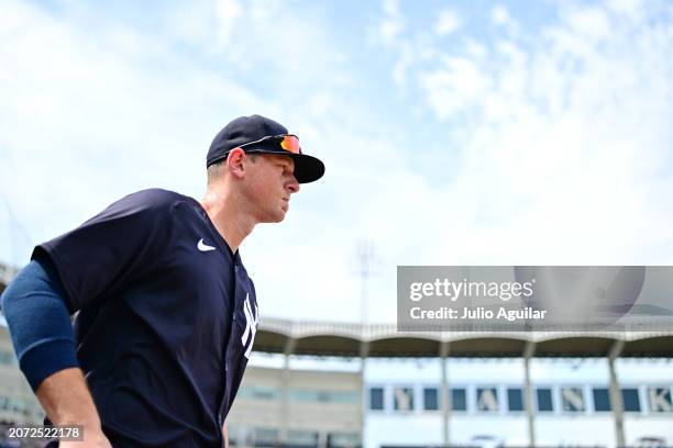 LeMahieu of the New York Yankees takes the field prior to a 2024 Grapefruit League Spring Training game against the Tampa Bay Rays at George M....