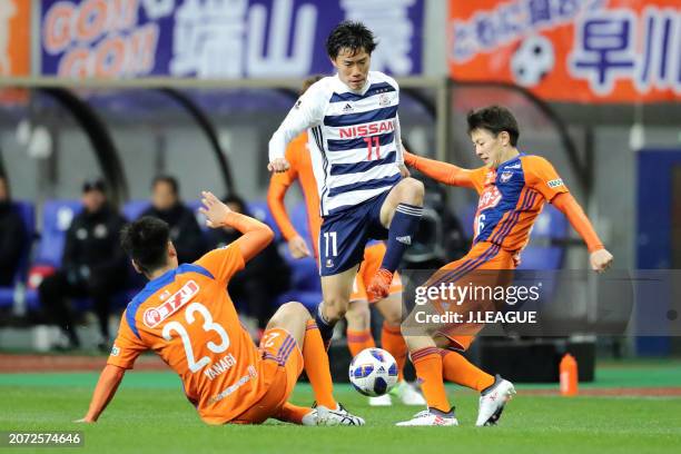Keita Endo of Yokohama F.Marinos competes for the ball against Yasutaka Yanagi and Sachiro Toshima of Albirex Niigata during the J.League YBC Levain...