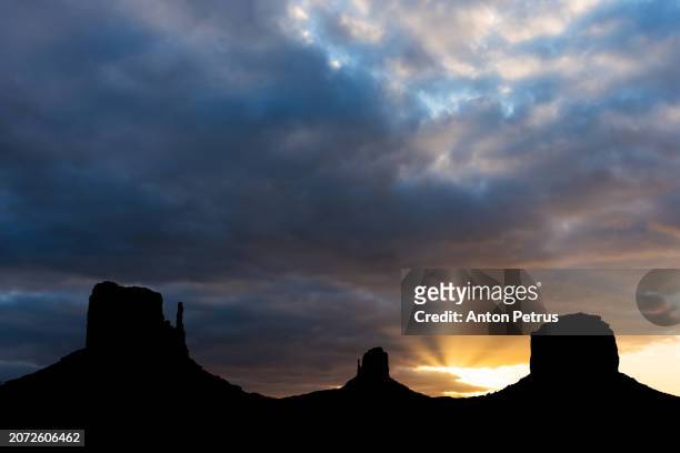 monument valley at sunset. arizona, usa - hunts mesa bildbanksfoton och bilder