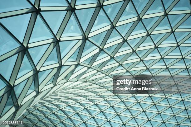 modern geometric curved glass roof structure. abstract background. doha airport, qatar. - balkengerüst stock-fotos und bilder