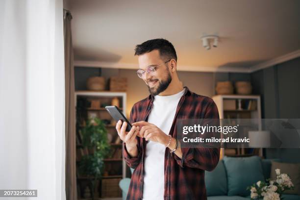 um homem adulto está usando seu smartphone. - pessoa usando celular - fotografias e filmes do acervo