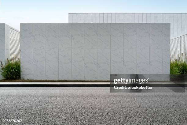 walls and asphalt roads - city street foto e immagini stock