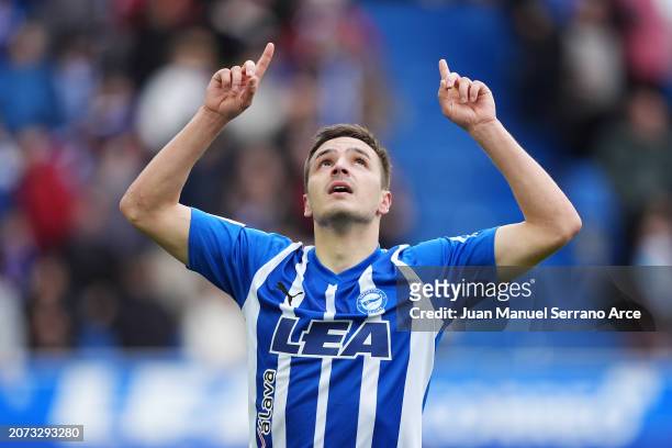 Andoni Gorosabel of Deportivo Alaves celebrates scoring his team's first goal during the LaLiga EA Sports match between Deportivo Alaves and Rayo...
