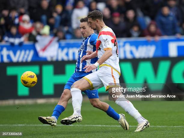 Andoni Gorosabel of Deportivo Alaves scores his team's first goal during the LaLiga EA Sports match between Deportivo Alaves and Rayo Vallecano at...