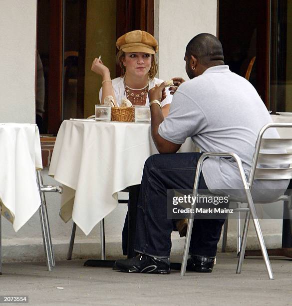 Singer Britney Spears eats lunch with some unidentified friends in SoHo June 11, 2003 in New York City.