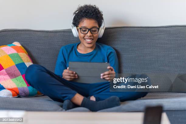 junge mit digitalem tablet zu hause - websurfen stock-fotos und bilder