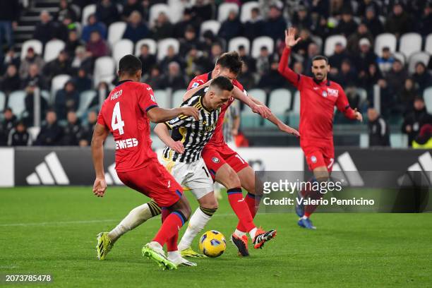Arkadiusz Milik of Juventus is challenged by Isak Hien and Berat Djimsiti of Atalanta BC during the Serie A TIM match between Juventus and Atalanta...