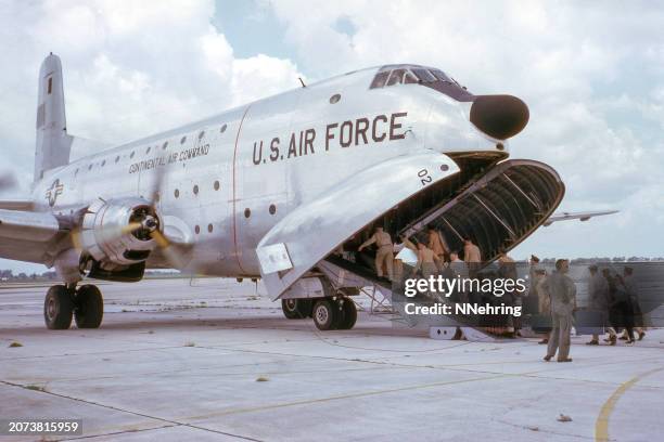 us air force c-124 loading passengers 1963 - us air force stock pictures, royalty-free photos & images
