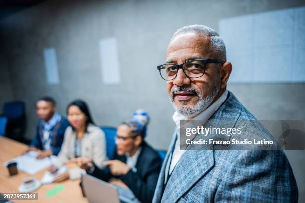 portrait d’un homme d’affaires leader mature dans la salle de réunion - un seul homme senior photos et images de collection