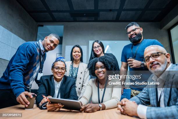 porträt des geschäftsteams im besprechungsraum im büro - dominikanischer abstammung stock-fotos und bilder