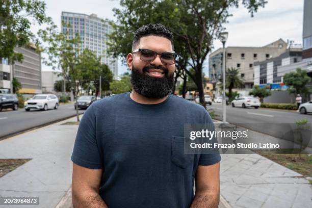 porträt eines jungen mannes in der stadt - dominikanischer abstammung stock-fotos und bilder