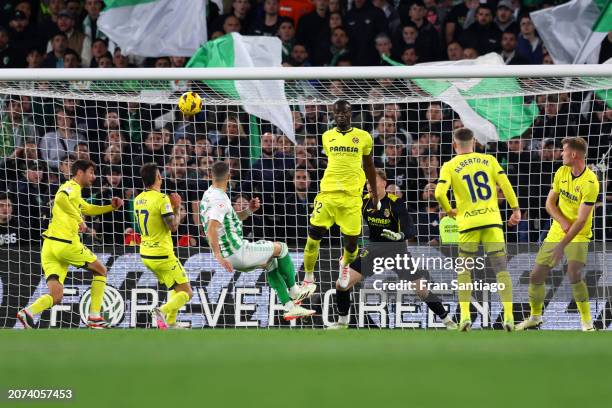 Guido Rodriguez of Real Betis scores his team's first goal during the LaLiga EA Sports match between Real Betis and Villarreal CF at Estadio Benito...