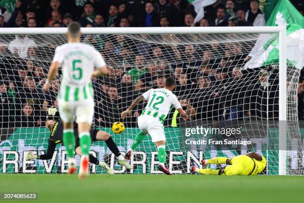 Willian Jose of Real Betis scores his team's second goal during the LaLiga EA Sports match between Real Betis and Villarreal CF at Estadio Benito...