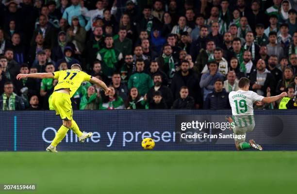 Alexander Sorloth of Villarreal CF scores his team's third goal during the LaLiga EA Sports match between Real Betis and Villarreal CF at Estadio...