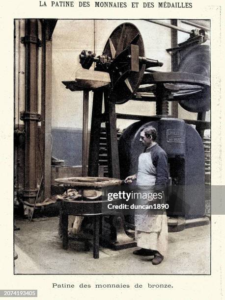 vintage-bild, arbeiter, der eine patina aus bronzemünzen herstellt, französisch. 19. jahrhundert - industrielle revolution stock-grafiken, -clipart, -cartoons und -symbole