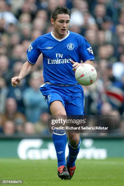 Frank Lampard of Chelsea on the ball during the FA Cup 5th Round match between Arsenal and Chelsea at Highbury on February 15, 2004 in London,...