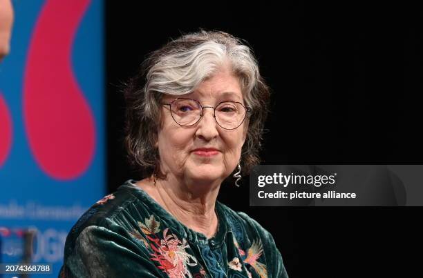 Kingsolver 93 Barbara Kingsolver Photos & High Res Pictures - Getty Images