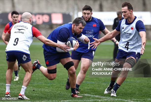 France's flanker Francois Cros , France's prop Cyril Baille and France's Alexandre Roumat take part in a training session of France's rugby union...