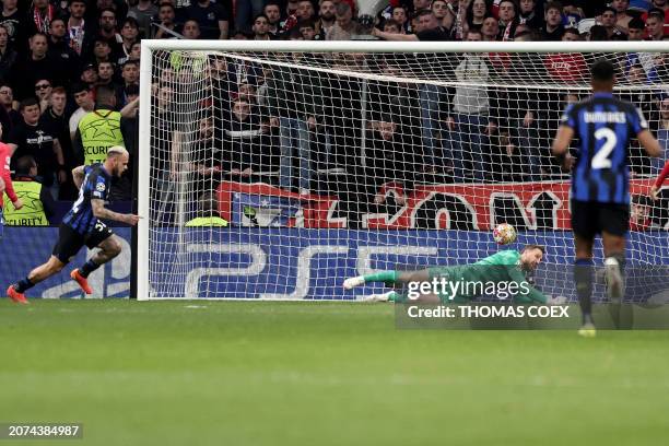 Inter Milan's Italian defender Federico Dimarco celebrates scoring his team's first goal in spite of Atletico Madrid's Slovenian goalkeeper Jan Oblak...