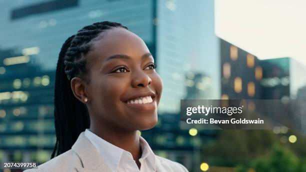 donna d'affari, pensando e viaggiando in città con il sorriso per l'opportunità di carriera, il pendolarismo o eccitato per il lavoro. persona felice, giovane e professionale o contabile africano con visione o idee in bokeh - african travel smile foto e immagini stock