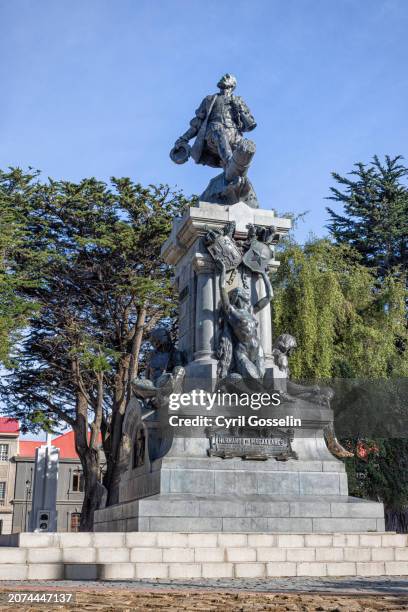 statue of ferdinand magellan. punta arenas, magallanes y la antárctica chilena, chile. - magallanes y antartica chilena regio stockfoto's en -beelden