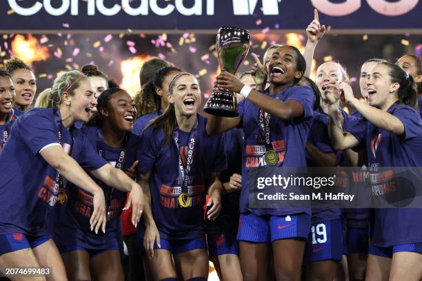 Naomi Girma of the United States and teammates celebrate with the trophy after winning the 2024 Concacaf W Gold Cup Final against Brazil at...