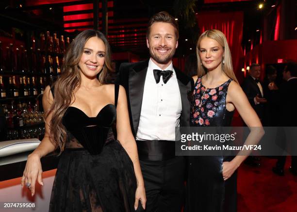 Jessica Alba, Glen Powell, and Kelly Sawyer Patricof attend the 2024 Vanity Fair Oscar Party Hosted By Radhika Jones at Wallis Annenberg Center for...
