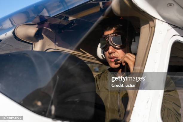 young pilot candidate receiving flight training meets with the tower - simulador de vuelo fotografías e imágenes de stock