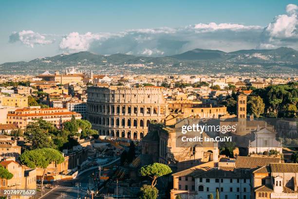 the colosseum in the heart of ancient rome, lazio, italy - nr bend stock pictures, royalty-free photos & images