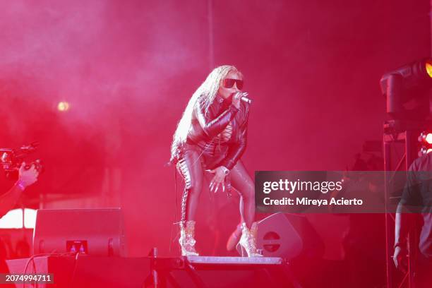 Lil Dim Sum Rapper 2,124 Rapper Lil Kim Photos & High Res Pictures - Getty Images