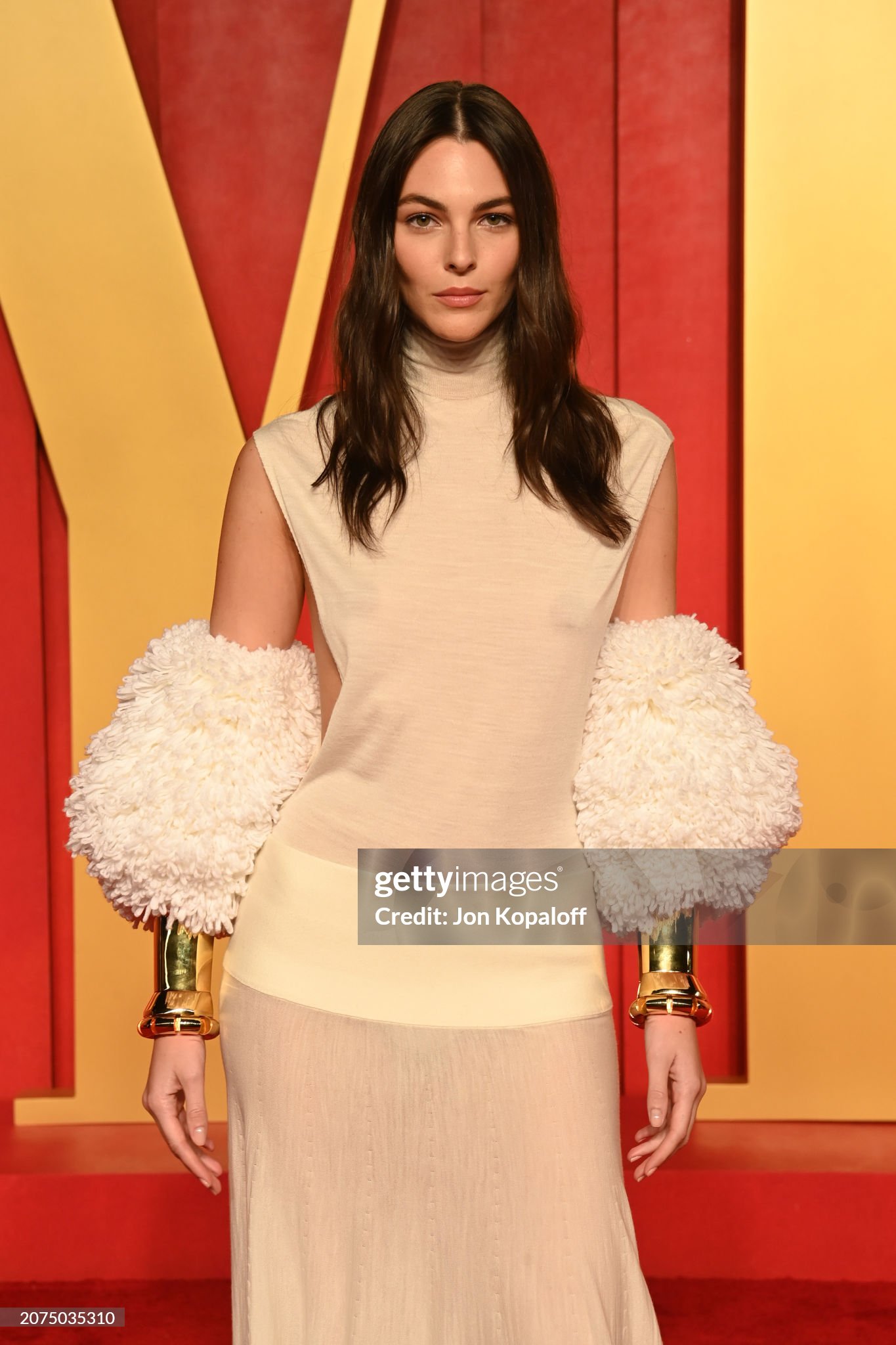 [Request] Vittoria Ceretti attends the 2024 Vanity Fair Oscar Party on March 10, 2024 in Beverly Hills, California.