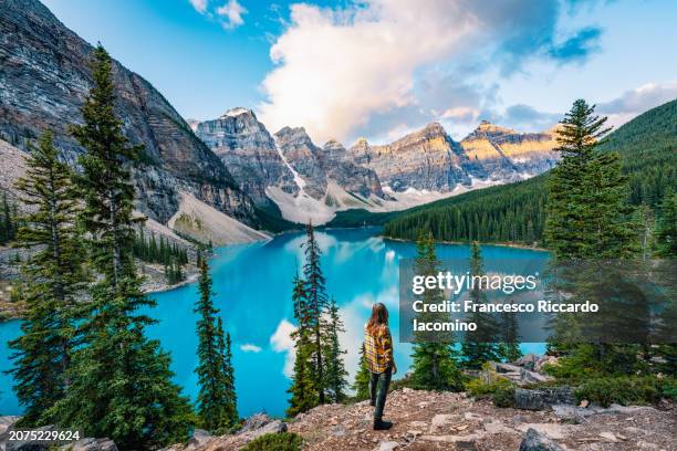 moraine lake, sunrise view. canadian rockies, alberta, canada - montanhas rochosas canadianas imagens e fotografias de stock