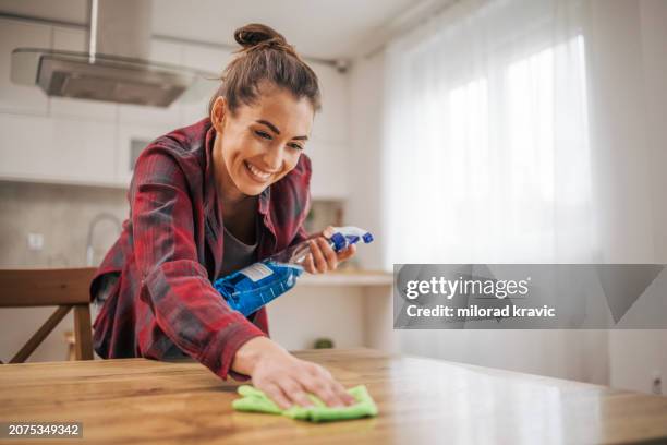 la donna tiene pulito l'appartamento. - persona di casa foto e immagini stock