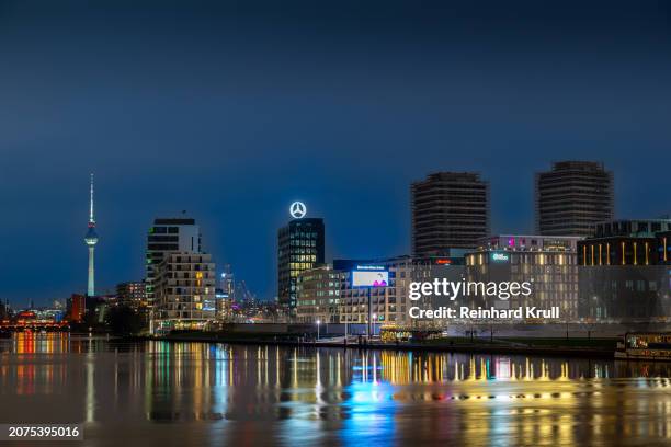 skyline di berlino centrale al fiume sprea di notte - marca di veicoli foto e immagini stock