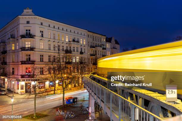 unscharfe bewegung der berliner u-bahn am schlesischen tor berlin kreuzberg bei nacht - reinhard krull stock-fotos und bilder