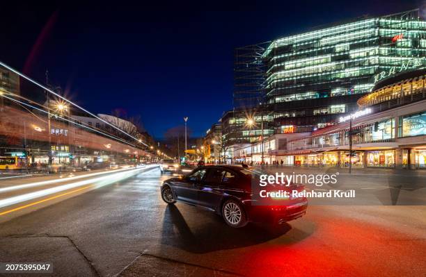 auto, das nachts auf dem berliner kurfürstendamm steht - reinhard krull stock-fotos und bilder