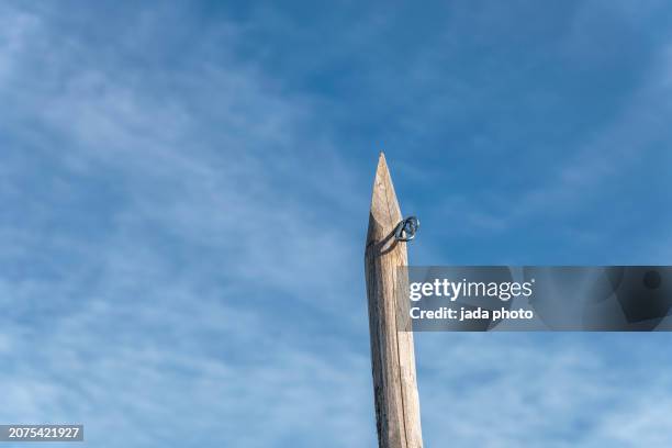 wooden pointed pole with metal lock - weg wijzen stockfoto's en -beelden