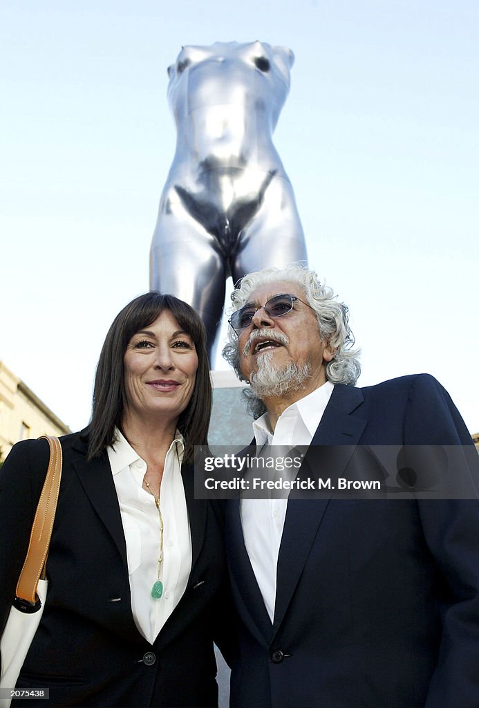 Sculpture Robert Graham and his wife actress Anjelica Huston attend... News Photo Getty Images