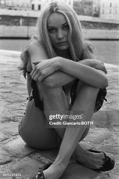 Geneviève Grad posant au bord de la Seine à Paris, en juin 1966.