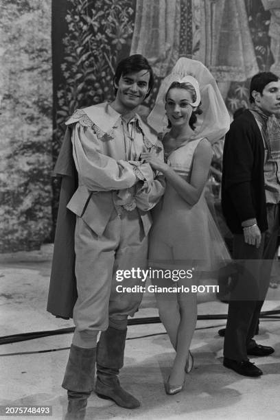 Jean-Claude Drouot et Geneviève Grad sur le tournage de l'épisode 'Riquet à la houppe' de la série 'Si Perrault m'était conté', en janvier 1966.