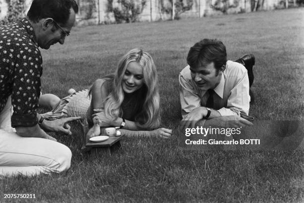 Geneviève Grad et Ricet Barrier sur le plateau de l'émission 'Saturnin le canard', en septembre 1966.