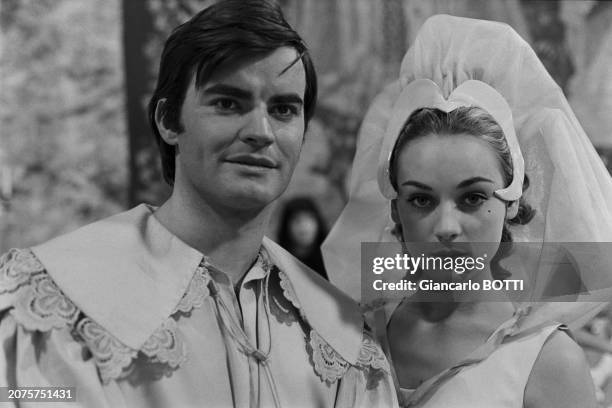 Jean-Claude Drouot et Geneviève Grad sur le tournage de l'épisode 'Riquet à la houppe' de la série 'Si Perrault m'était conté', en janvier 1966.