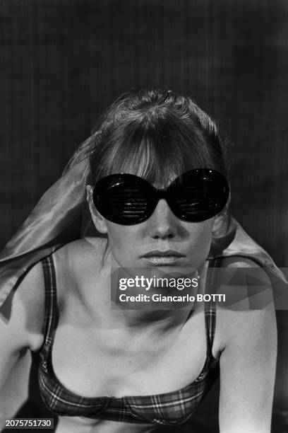 Présentation d'une nouvelle ligne de lunettes de soleil sur le plateau de l'émission 'Dim Dam Dom' à Paris, en mai 1966.