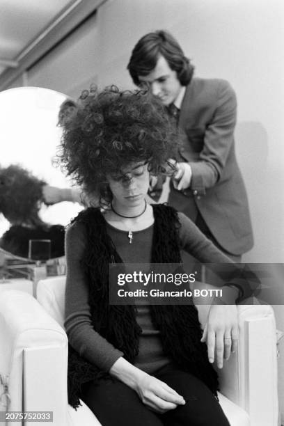 Françoise Hardy essayant une perruque dans le salon de coiffure 'Carita' à Paris, en 1966.