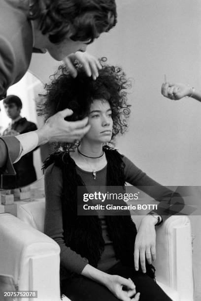 Françoise Hardy essayant une perruque dans le salon de coiffure 'Carita' à Paris, en 1966.