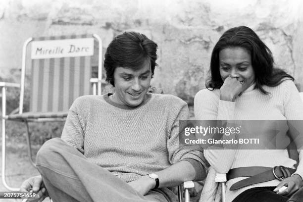 Alain Delon et Maddly Bamy sur le tournage du film 'Madly', en 1969.