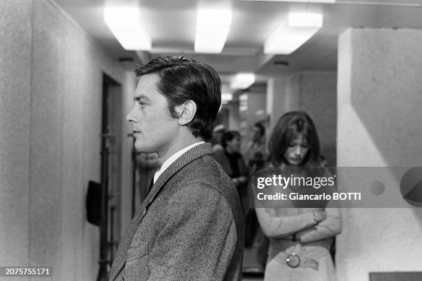 Alain Delon et Olga Georges-Picot sur le tournage du film 'Adieu l'ami', en 1968.