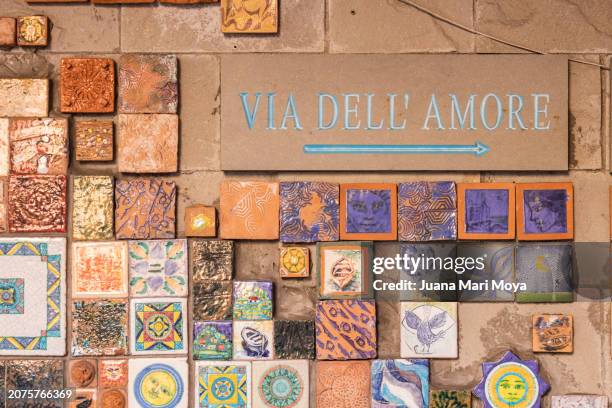 signpost of la via dell'amore, a path that follows the coast and connects riomaggiore with manarola. - cinque terre foto e immagini stock