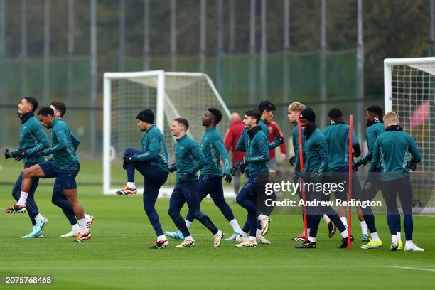 Arsenal Fc Training Routine 151,824 Arsenal Training Stock Photos, High-Res Pictures, and Images ...